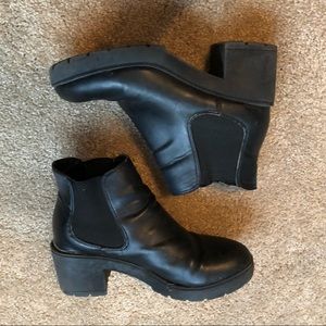 Steve Madden black Chelsea booties size 6